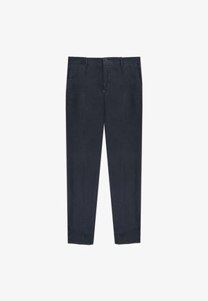 Pantaloni blu navy dal taglio slim, realizzati in morbido tessuto di cotone. Presentano passanti per cintura, tasche frontali e una tasca posteriore singola con bottone.