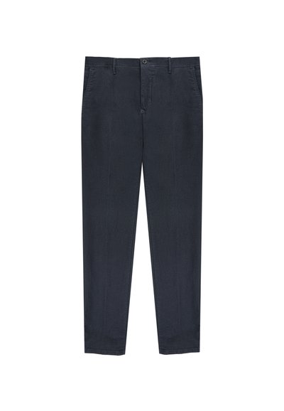 Pantalones azul marino de corte ajustado, fabricados en suave algodón. Presentan trabillas para cinturón, bolsillos frontales y un único bolsillo trasero con botón.