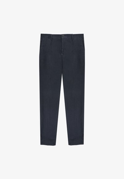 Pantalones azul marino de corte ajustado, fabricados en suave algodón. Presentan trabillas para cinturón, bolsillos frontales y un único bolsillo trasero con botón.