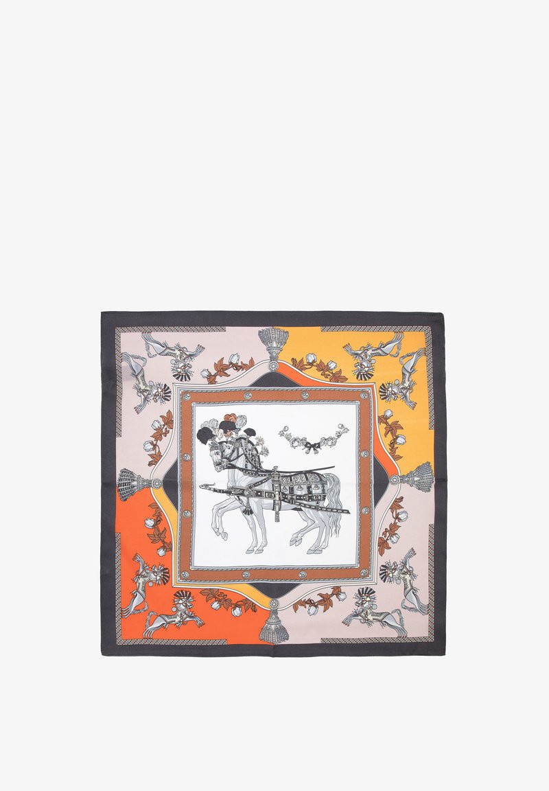 Pañuelo cuadrado de seda con un diseño central de un caballo y jinete. Los colores incluyen naranja, durazno y gris, con intrincados bordes florales y geométricos.
