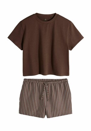 Hnedé tričko s krátkym rukávom skombinované s hnedými krátkymi nohavicami s vertikálnymi bielymi a modrými pruhmi a sťahovacou šnúrkou v páse.