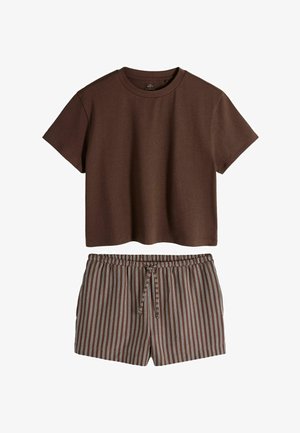 Hnedé tričko s krátkym rukávom skombinované s hnedými krátkymi nohavicami s vertikálnymi bielymi a modrými pruhmi a sťahovacou šnúrkou v páse.