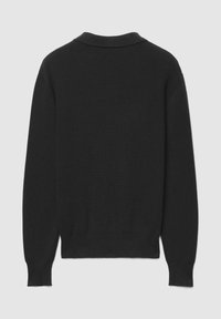 Pull noir avec une texture unie, doté d'un col, de manches longues, ainsi que de poignets et d'un ourlet côtelés. Le design est simple et classique.
