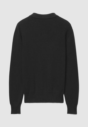Schwarzer Pullover mit einfarbiger Textur, versehen mit einem Kragen, langen Ärmeln sowie gerippten Bündchen und Saum. Das Design ist schlicht und klassisch.