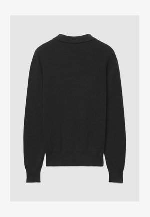 Schwarzer Pullover mit einfarbiger Textur, versehen mit einem Kragen, langen Ärmeln sowie gerippten Bündchen und Saum. Das Design ist schlicht und klassisch.