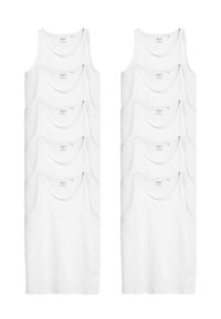 Dix débardeurs blancs en coton sans manches, disposés en deux piles verticales de cinq, chacun avec un col rond et une étiquette de marque visible à l'intérieur.