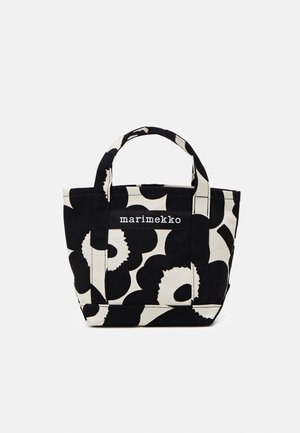 Schwarze und cremefarbene Stofftasche mit Blumenmuster, ausgestattet mit zwei Henkeln und einem vorderen Logolabel, in quadratischer Form.