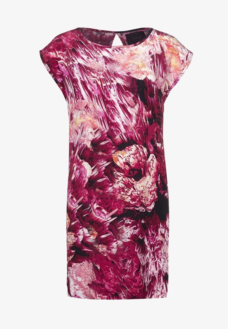 Robe sans manches longueur genou avec un motif floral abstrait en nuances de rose, magenta et blanc, dotée d'une petite ouverture en forme de trou de serrure au niveau du décolleté.