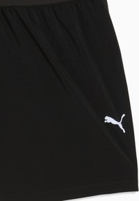 Sorte atletikshorts med elastisk talje og hvid Puma-logo på det nederste højre ben.