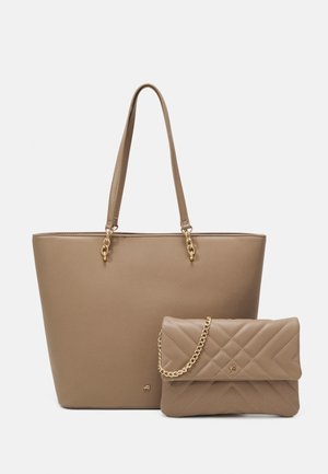 Sac fourre-tout taupe avec doubles anses et pochette matelassée assortie dotée d'une chaîne dorée, tous deux sur un fond blanc.