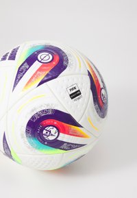 Fotbalová míč s kvalitou FIFA, který má bílý povrch s barevnými fialovými, oranžovými a zelenými spirálami, texturované panely a označení kvality.