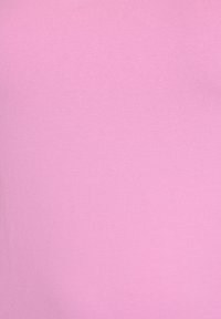 Slät rosa jersey tyg, mjuk textur, jämn färg med en mjuk finish, inga mönster eller utsmyckningar, lätt och flexibel design.