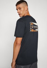 Columbia NORTH CASCADES™ SHORT SLEEVE TEE - Apdrukāts T-krekls - black