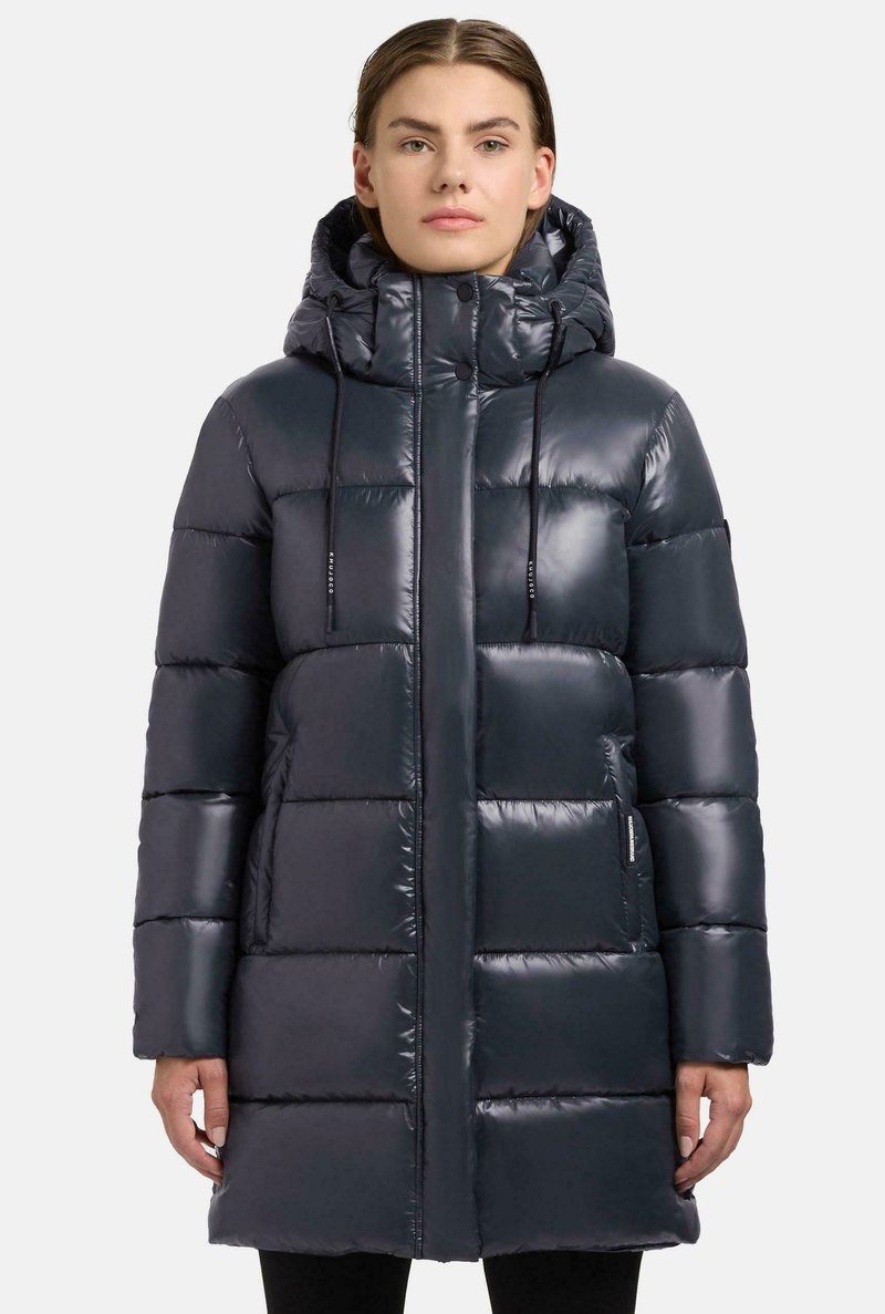Giacca imbottita blu scuro con cappuccio, caratterizzata da un design lucido e trapuntato, zip frontale e cordini regolabili.