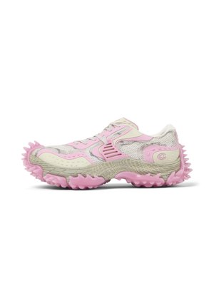 Sportschuh mit rosa und beigem Mesh-Obermaterial und strukturierter Sohle mit auffälligen pinkfarbenen Stollen an den Rändern für besseren Halt.