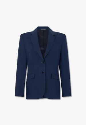 Granatowa, dopasowana marynarka z dwoma guzikami, klapami z wycięciem i dwoma przednimi kieszeniami z patkami, na jednolitym białym tle.