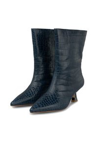 Botines de piel en relieve de cocodrilo en color navy, con puntera afilada, tacón corto y textura suave. Diseño minimalista y silueta elegante.