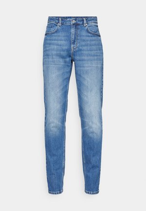 Svijetloplave traperice s ravnim nogavicama, koje imaju izblijedjela područja, pet džepova i metalni gumb za zatvaranje u struku.