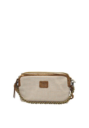 Petit clutch rectangulaire beige tissé avec bordure marron, fermeture éclair et bandoulière chaîne tressée dorée.