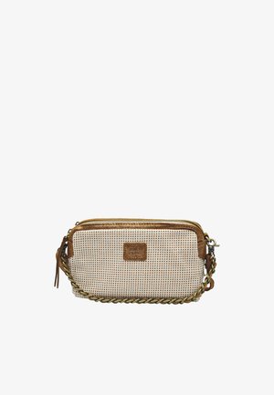 Petit clutch rectangulaire beige tissé avec bordure marron, fermeture éclair et bandoulière chaîne tressée dorée.
