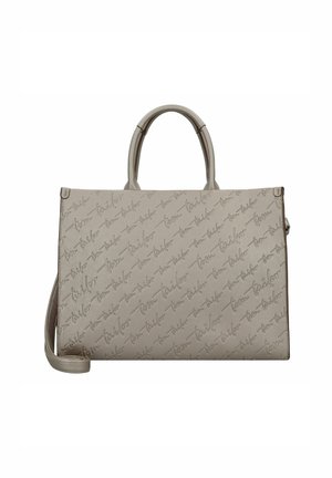 Sac à main beige avec un motif de logo embossé, design structuré, double poignées supérieures et bandoulière amovible. Texture lisse.