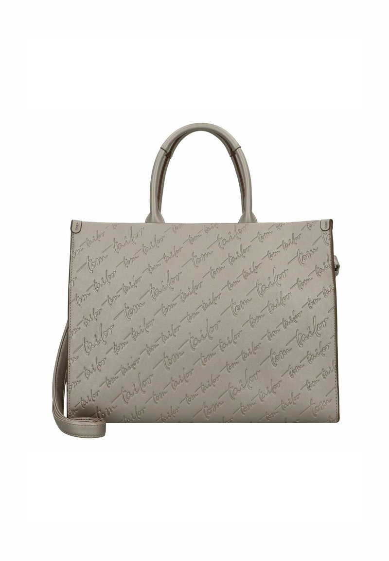 Bolso de mano beige con patrón de logo en relieve, diseño estructurado, doble asa superior y correa de hombro desmontable. Textura suave.