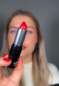 NYX Professional Makeup SHOUT LOUD SATIN LIPSTICK czerwony
