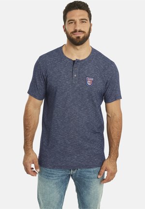 Marine gestreiftes Kurzarm-Henley-Shirt mit einer Dreiknopf-Leiste und einem Aufnäher mit Wellenmotiv auf der linken Brust.