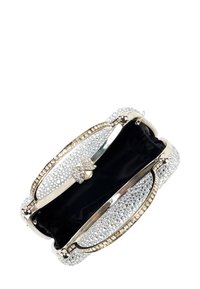 Silberner metallischer Clutch mit Kristallverzierungen, schwarzem Innenraum, glatter Textur und einem dekorativen Verschluss mit einer Schleifenapplikation.