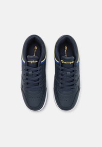 Champion RD18 LOW UNISEX - Basketballsko - navy/yellow/blue