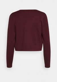 Burgundowy dzianinowy sweter o krótkim kroju z długimi rękawami, okrągłym dekoltem i gładką teksturą, charakteryzujący się prostym i czystym designem.