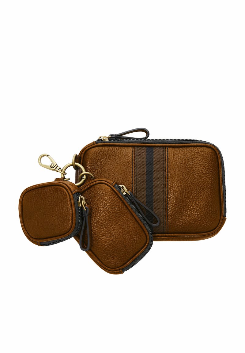 Trois pochettes en cuir brun texturé, deux plus petites et une plus grande, avec des fermetures éclair noires et une accent rayé, dotées de quincaillerie dorée.
