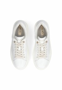Baskets en cuir blanc avec des lacets texturés beige, une semelle en caoutchouc blanc et un logo discret sur la languette. Surface lisse avec un design minimaliste.