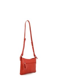 Sac bandoulière en cuir rouge avec une bandoulière réglable, doté d'une poche zippée à l'avant et d'une finition lisse et texturée.