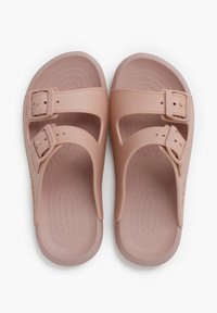 Sandalias de plástico rosa con dos correas ajustables con hebillas rectangulares, plantilla texturizada y una forma contorneada para mayor comodidad.