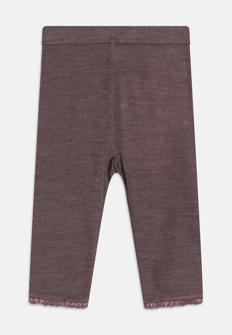 Leggings maronii dintr-un material moale, texturat. Prezintă un tiv din dantelă la tiv și o talie strânsă. Croiul se extinde până la jumătatea gambei.