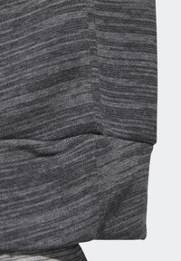Tela de sudadera gris con un patrón estriado texturizado, con dobladillo y puños acanalados, que muestra un material suave y costuras sin costura.