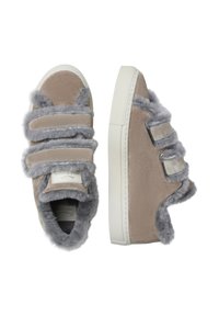 Sneaker in suede beige con accenti in pelliccia sintetica grigia e tre cinghie in Velcro. Suole in gomma bianca. Superficie testurizzata sulla parte superiore.