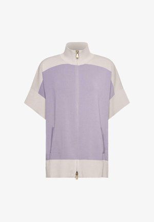 Suéter de manga corta con cremallera en tonos lila claro y beige, con cuello alto y bolsillos frontales, que presenta un ajuste relajado.