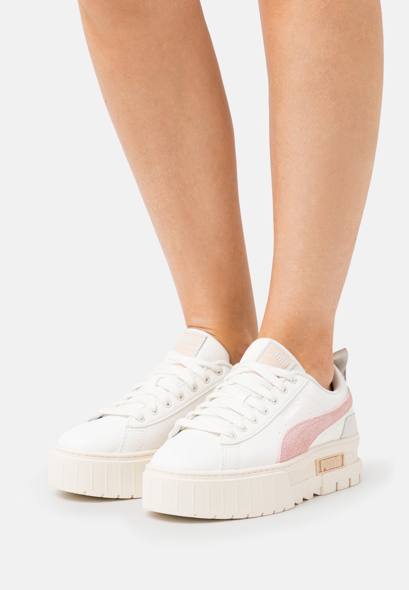 Sneaker platform bianche con accenti rosa e grigi, tomaia in pelle liscia, punta rotonda e suola texturizzata. Dettagli con lacci e logo inclusi.