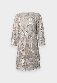 Beige kjole med intrikate sølvblomster-laceoverlegg, trekvartlange ermer, rund halsutskjæring, og glidelås i ryggen. Teksturert design detaljer.