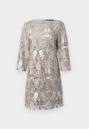 Beiges Kleid mit aufwendigem silbernen floralen Spitzenüberzug, dreiviertelärmel, rundem Ausschnitt und einem Reißverschluss auf der Rückseite. Strukturiertes Design-Detail.