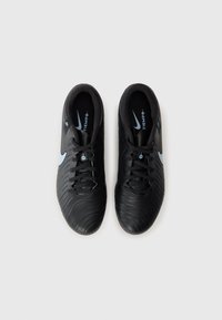 Sorte fotballsko med teksturert overdel, rund tå og kontrasterende lyseblå Nike swoosh. Har tradisjonelle lisser og polstret såle.