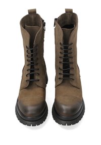 Hnědé kožené kotníkové boty s kulatou špičkou, bočním zipem a šněrováním; texturovaný svršek a gumová podešev s vzorem pro lepší přilnavost.