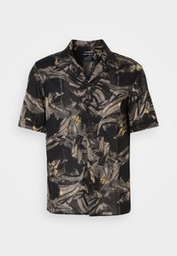 Camisetta nera a maniche corte con un motivo astratto grigio e giallo, realizzata in tessuto leggero con colletto a bottoni e bottoni frontali.