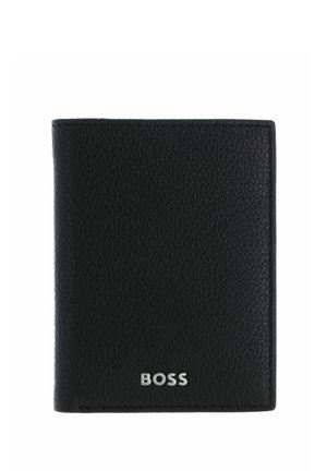Portefeuille en cuir noir texturé avec logo BOSS argenté centré en bas à l'avant, présenté fermé sur fond blanc.