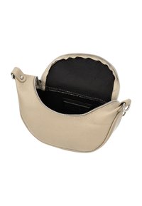 Beige lædertaske med en glat tekstur, buet form og lynlåslukning. Indvendigt har den sort stofforing og en kortplads.