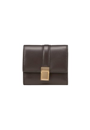 Portefeuille en cuir marron de forme rectangulaire, doté d'un fermoir rectangulaire en or et de coutures sur les bords.