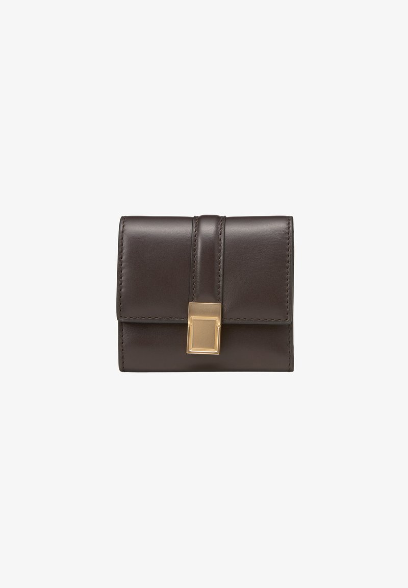 Bruine leren portemonnee met een rechthoekige vorm, voorzien van een gouden rechthoekige sluiting en gestikte details op de randen.