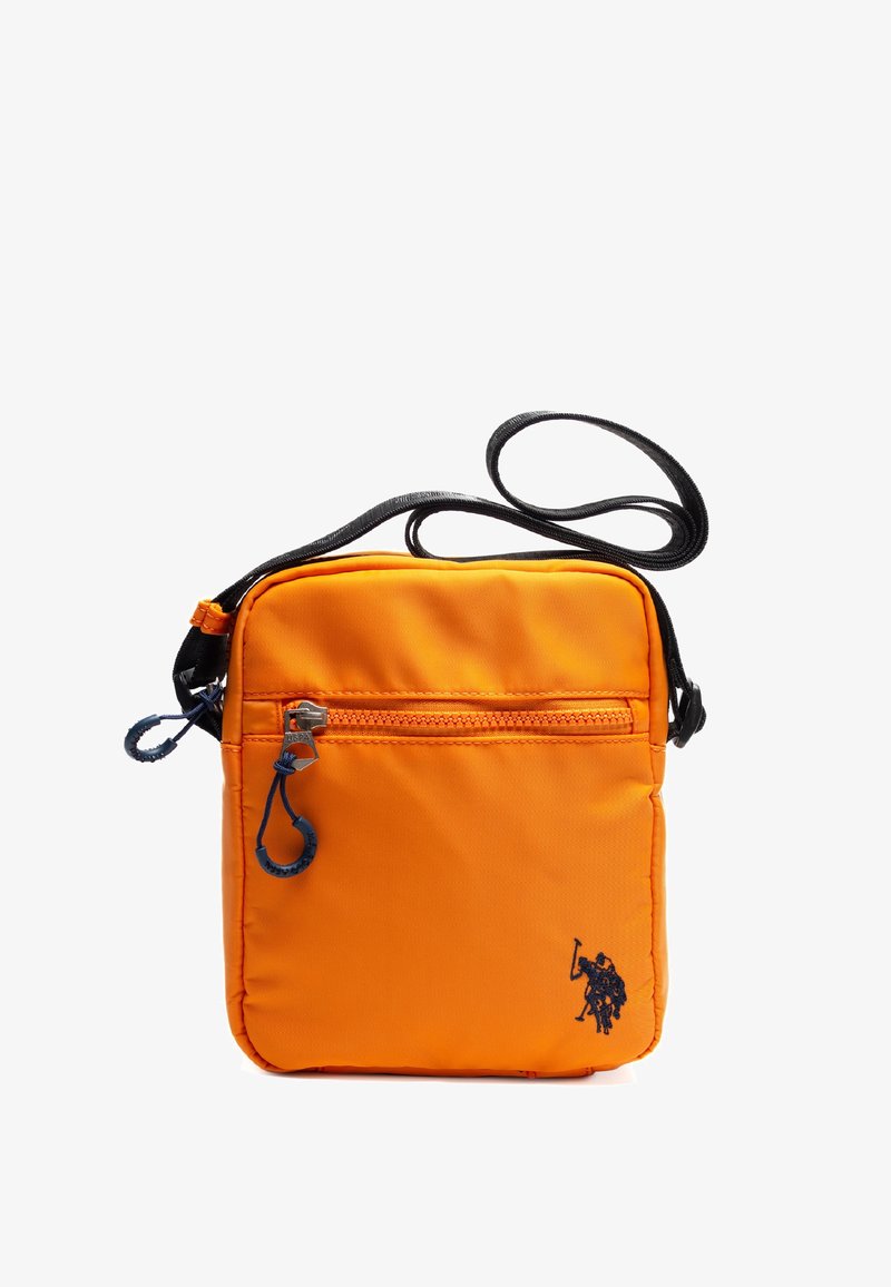Orange nylon crossbody-väska med ett svart justerbart band, med en framficka med dragkedja och en broderad logotyp längst ner till höger.
